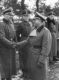 Дитрих поздравява Монке пред погледите на Бртлинг, Принц и Юргенсен, март 1944 г. в Беверло, Белгия